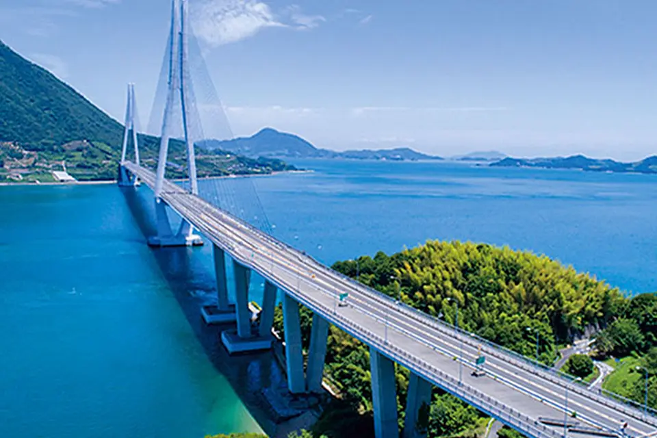 瀬戸内海を望む大きな橋
