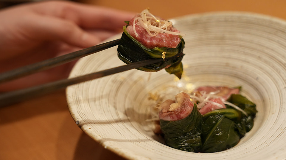 広島菜巻きを持ち上げている様子