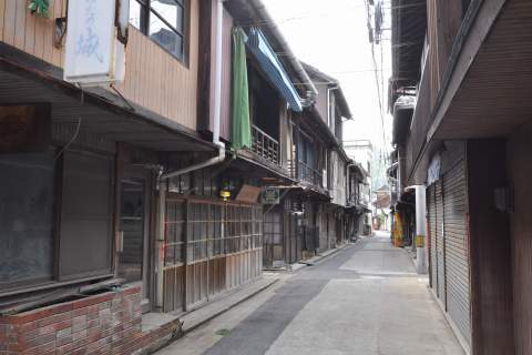 Neighborhood of Wooden Structures in Kinoe
