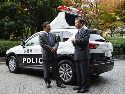 金井会長（写真左側）が宮園本部長（写真右側）に車両性能等を説明