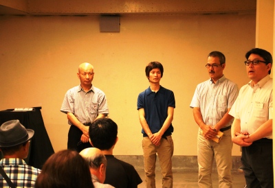 鑑賞会の開会です。若手刀匠の平賀氏を加え３人の刀匠の挨拶から始まりました。