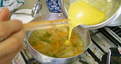 野菜を無駄なく　イタリアン卵スープ　作り方02