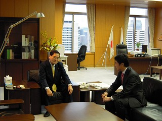 亀井大臣を訪問しました