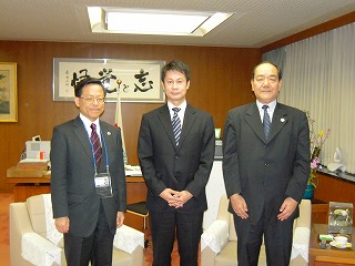 日本APEC広島・高級実務者会合の議長と写真2