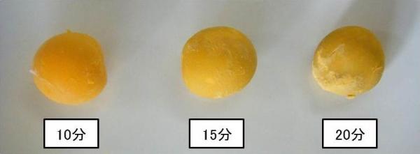 沸騰水中で所定の時間ゆでた卵の黄身（白身を除いたもの）の状態