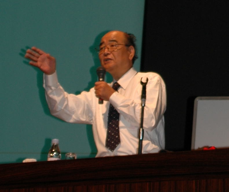 講話を行う横山先生の写真