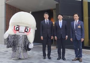 平櫛田中美術館前で広島県知事、岡山県知事、井原市長と記念撮影