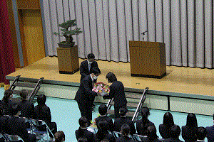 自治会から入学生へ花束贈呈