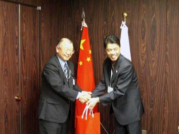 木村秘書広報部長（左）と陳映明分団長