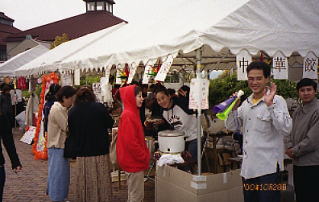 大学祭での留学生の中華料理出店