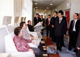 熊野町西部地域健康センターにて住民とふれあいの写真１