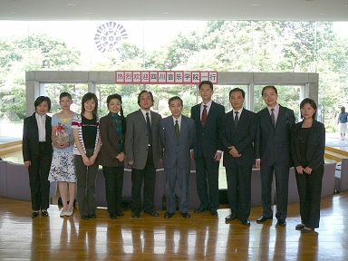 記念写真（左から5人目が易柯・四川音楽学院副院長）