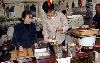 中国留学生在大学文化节摆了中国菜的摊子照片２