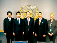 UN Secretary General Ban Ki-moon and Hiroshima Gov. Hidehiko Yuzaki 