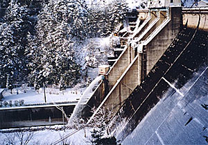 ダム下流面（冬）の写真
