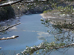 ダム湖面（冬）の写真