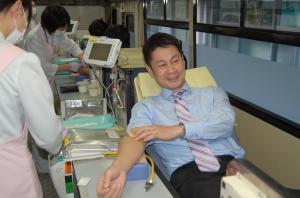 湯崎知事が献血に協力