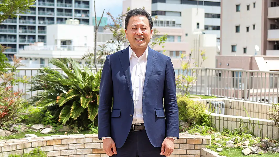 外で立ち絵撮影をする長岡さん