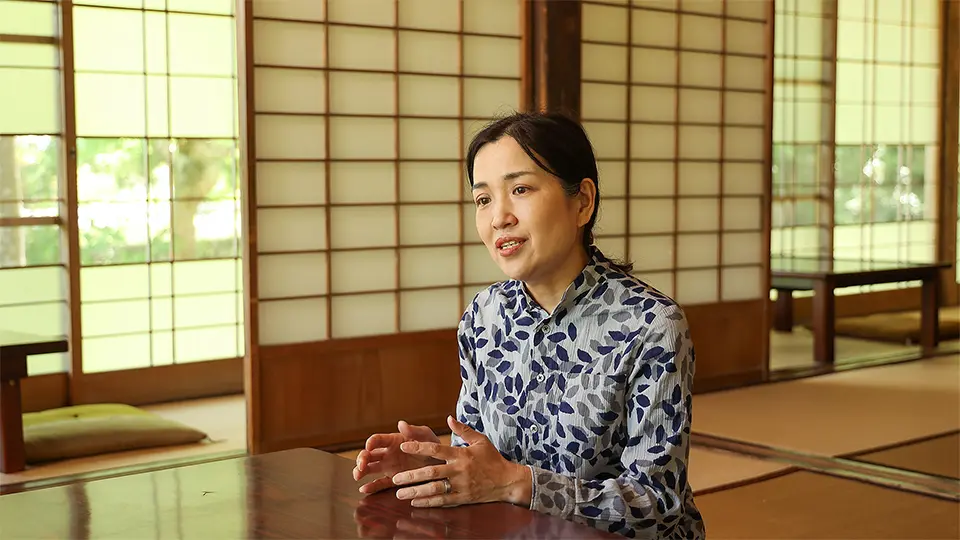 福智院の座敷で取材に応じる吉宗さん