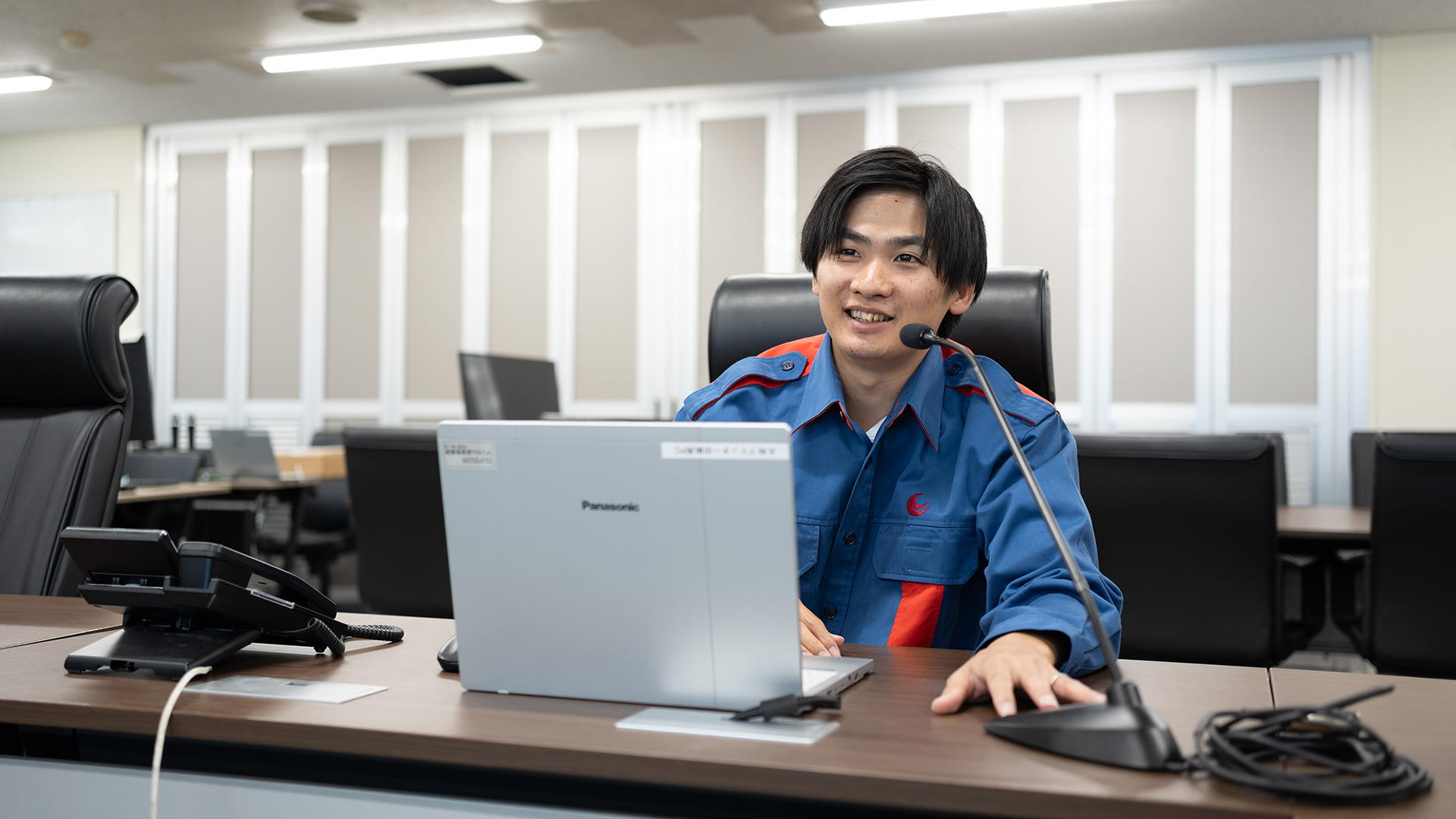 仕事中の郷田さん