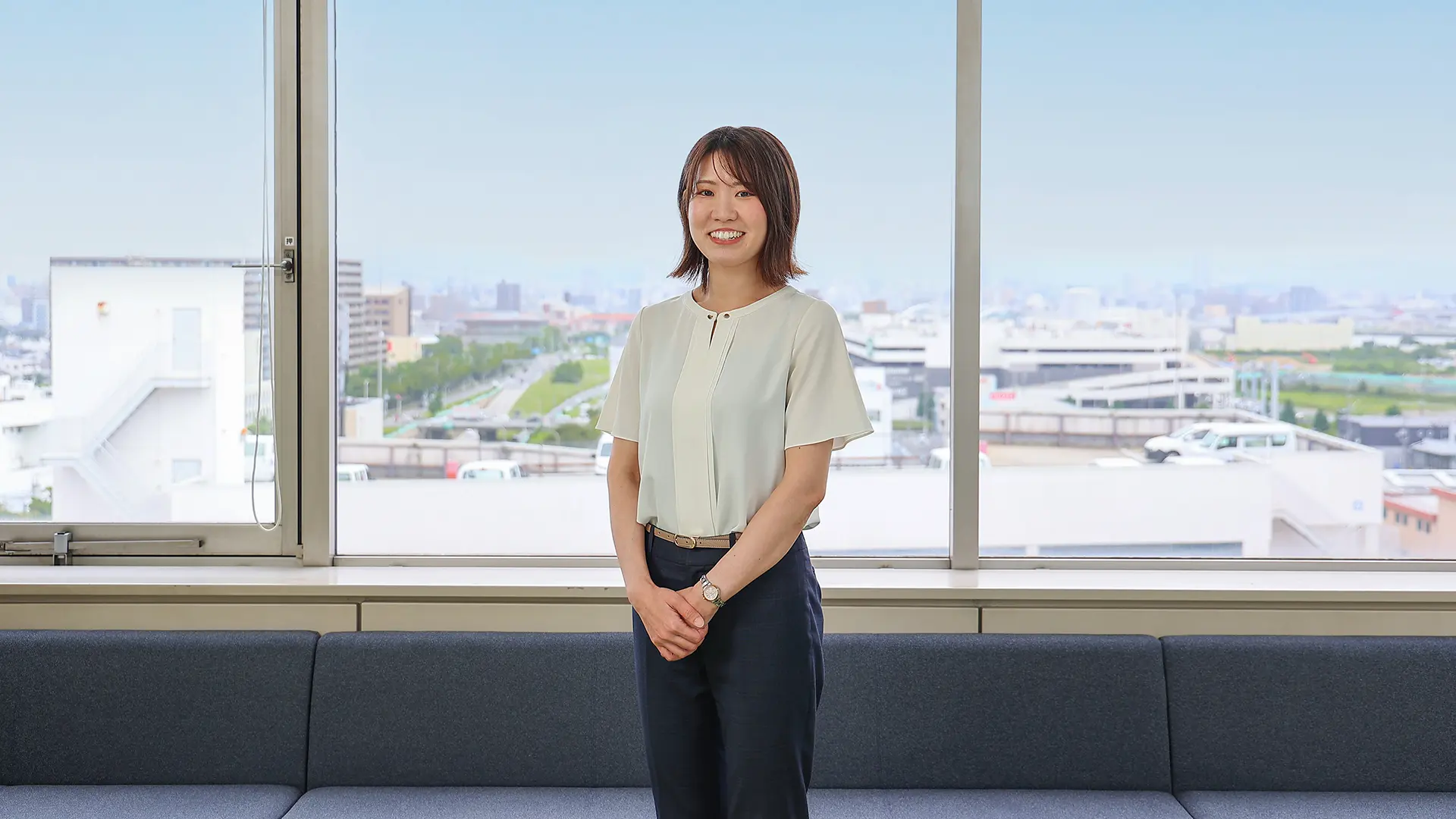 オフィスで笑顔の杉村さん