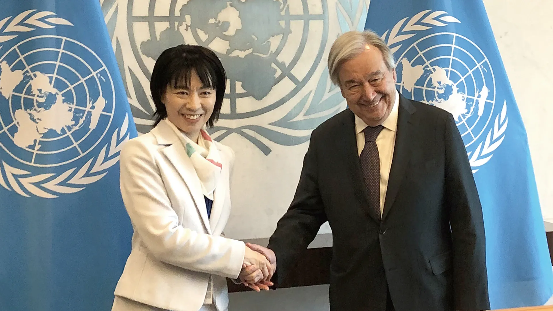 握手をする横田知事とグテーレス国連事務総長