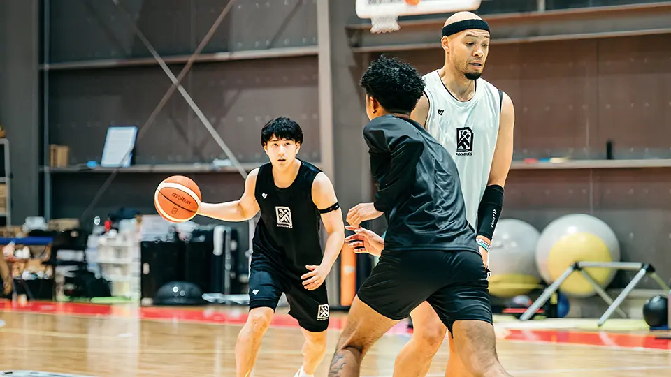 ボールを持つ寺嶋選手