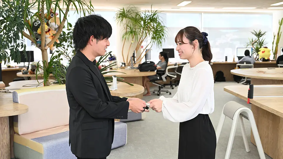 名刺交換をする込山さんと葛城さん