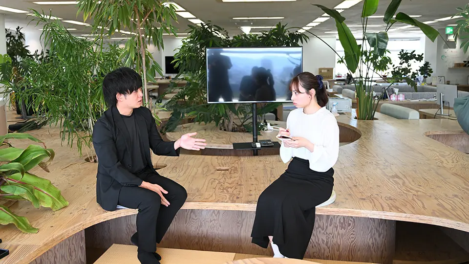 メモを取りながら話を聞く葛城さん