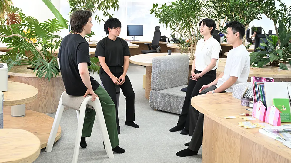 チームメンバーで話し合う様子