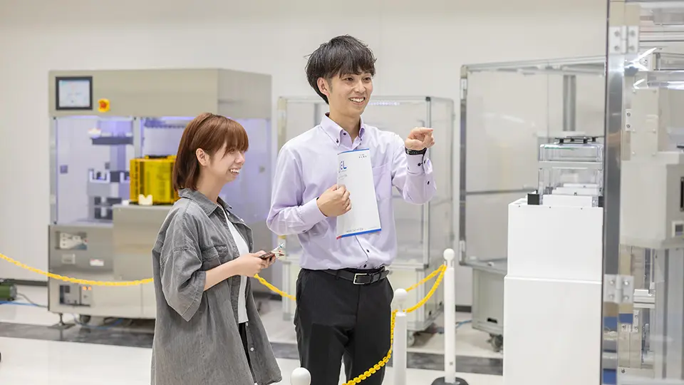 髙延さんから説明を受ける森山さん
