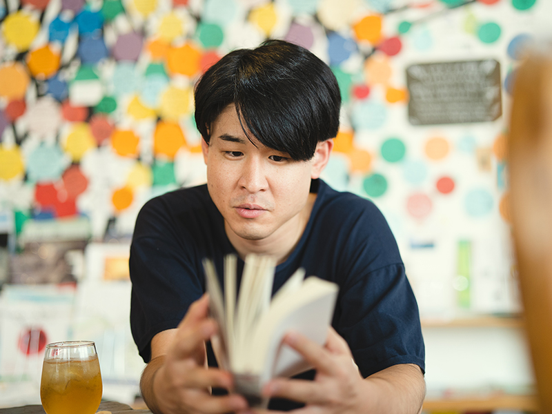 本を読む今田さん