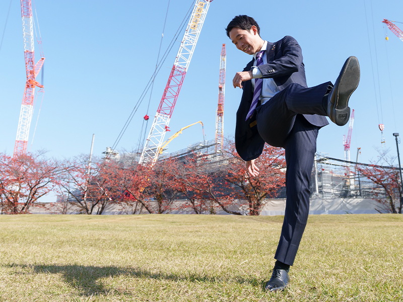 ボールを蹴る動作をする浜田さん