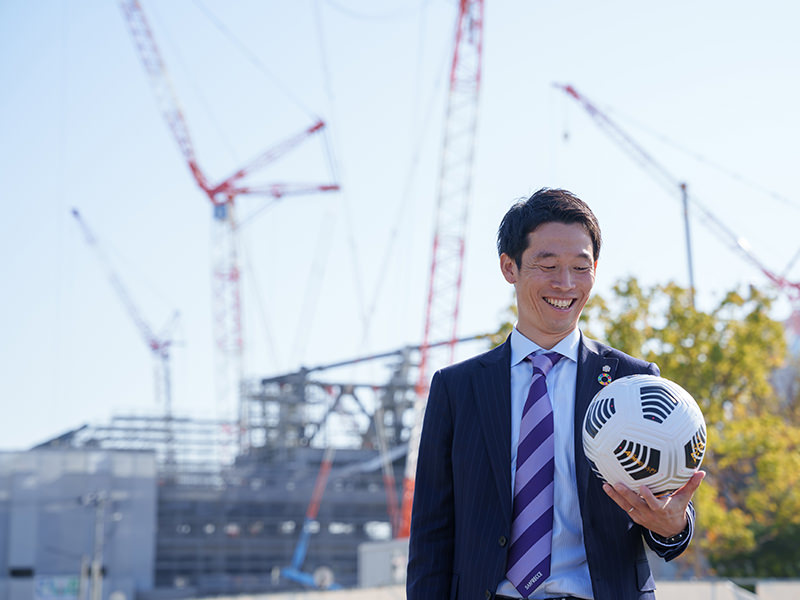 サッカーボールを見つめる浜田さん