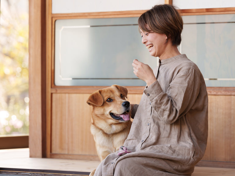 犬の茶々丸と笑う福岡さん