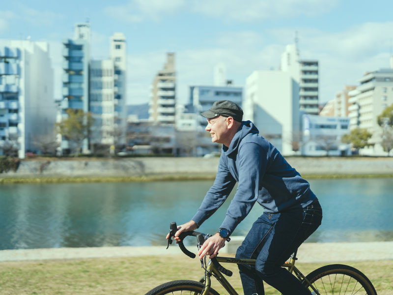 自転車を漕ぐポールさん