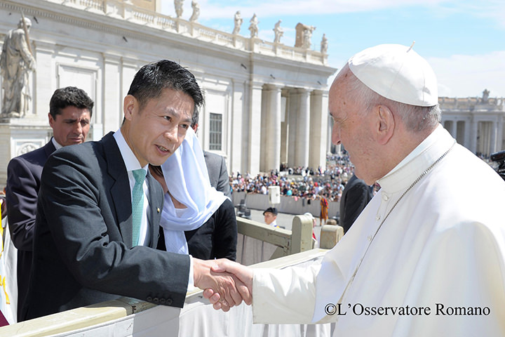 握手を交わすローマ法王と湯崎知事