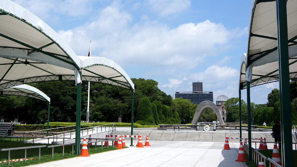 平和記念式典の準備が進む平和記念公園