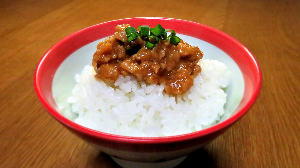 ご飯に乗せた肉みそ