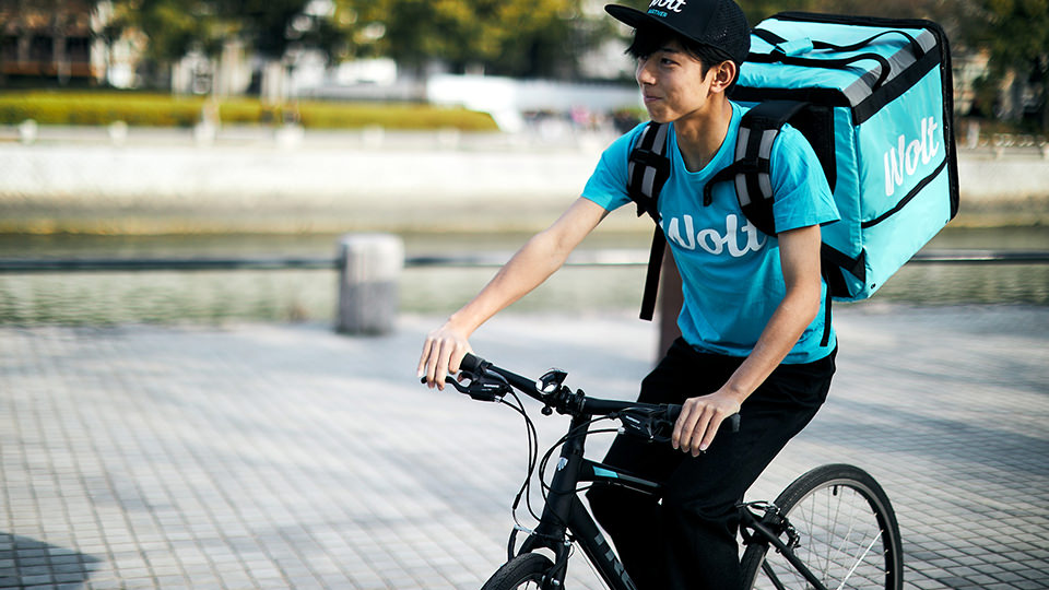 自転車に乗るWoltの配達パートナーの男性