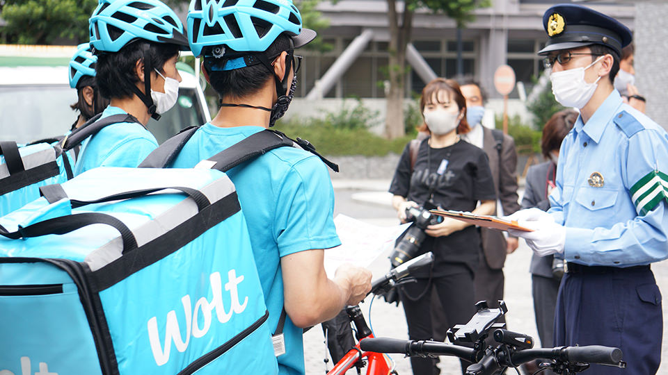 交通ルールについて警察官に確認する自転車マナーアップ推進リーダー