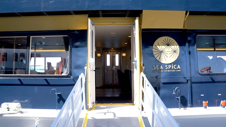 観光船｢SEA SPICA(シースピカ)｣船内への入口