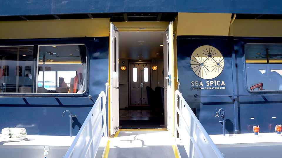 観光船「SEA SPICA(シースピカ)」船内への入口