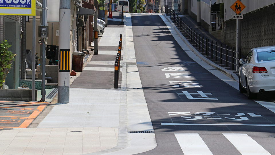 横断歩道と上り坂