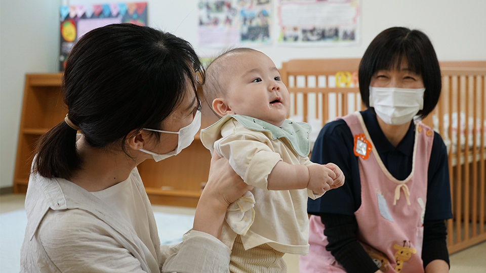 ネウボラでお母さんと赤ちゃんに寄り添う保育士さん