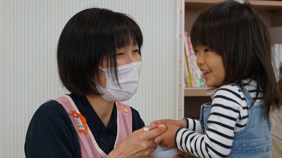 保育士さんとお子さん