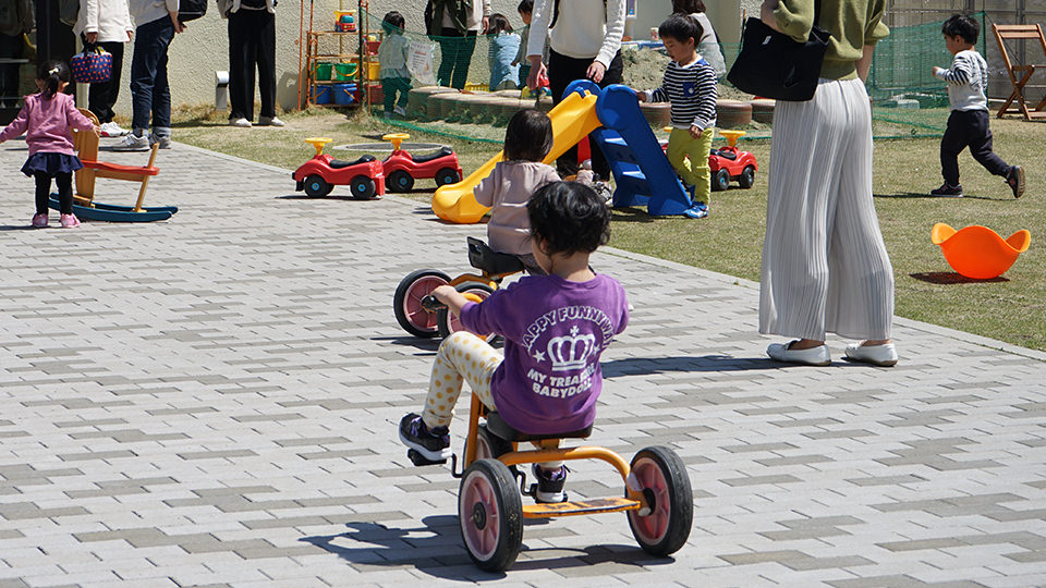 外で遊ぶ子供たちの様子