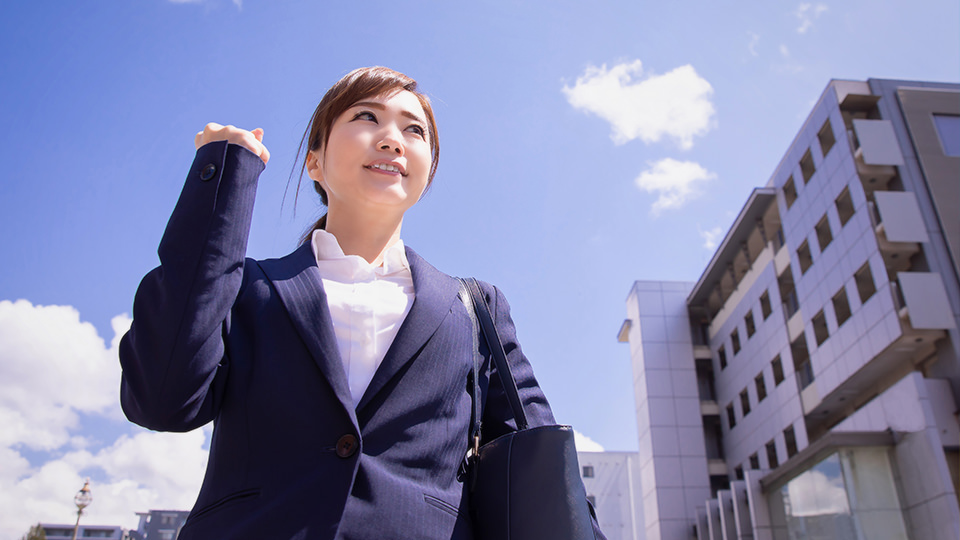 就職活動を頑張る女性イメージ