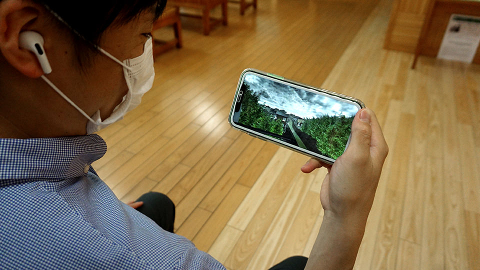 ひろしま土砂災害体験VRをスマートフォンで視聴する様子