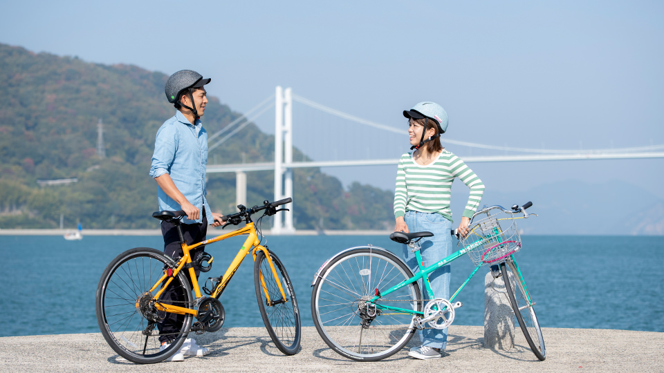 瀬戸内サイクリングを楽しむ男性と女性